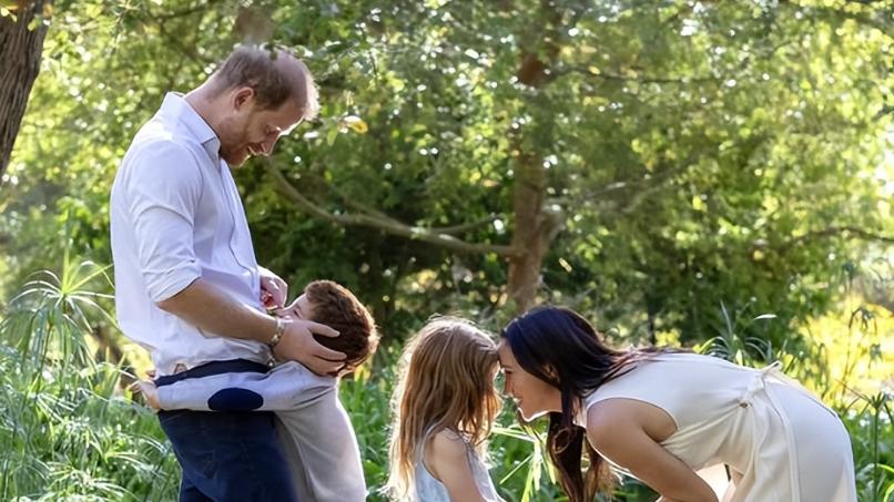 梅根女儿莉莉贝特新照！一头长发披肩穿着吊带裙，背影照甜美可爱