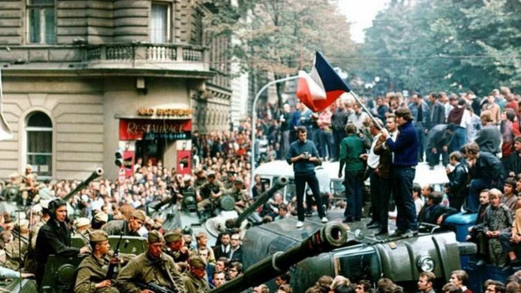 1968年中苏交恶，苏联110万大军万辆坦克3400架战机压境，为何没敢南下？