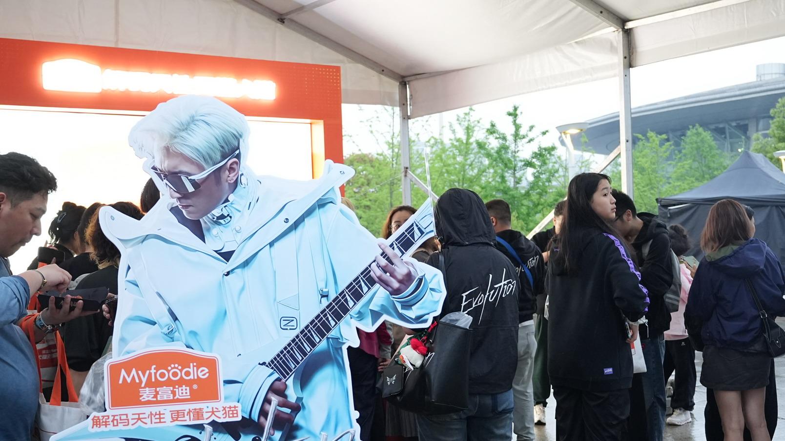 樱花与摇滚交响！麦富迪携手谢霆锋在武汉开启品牌“进化”