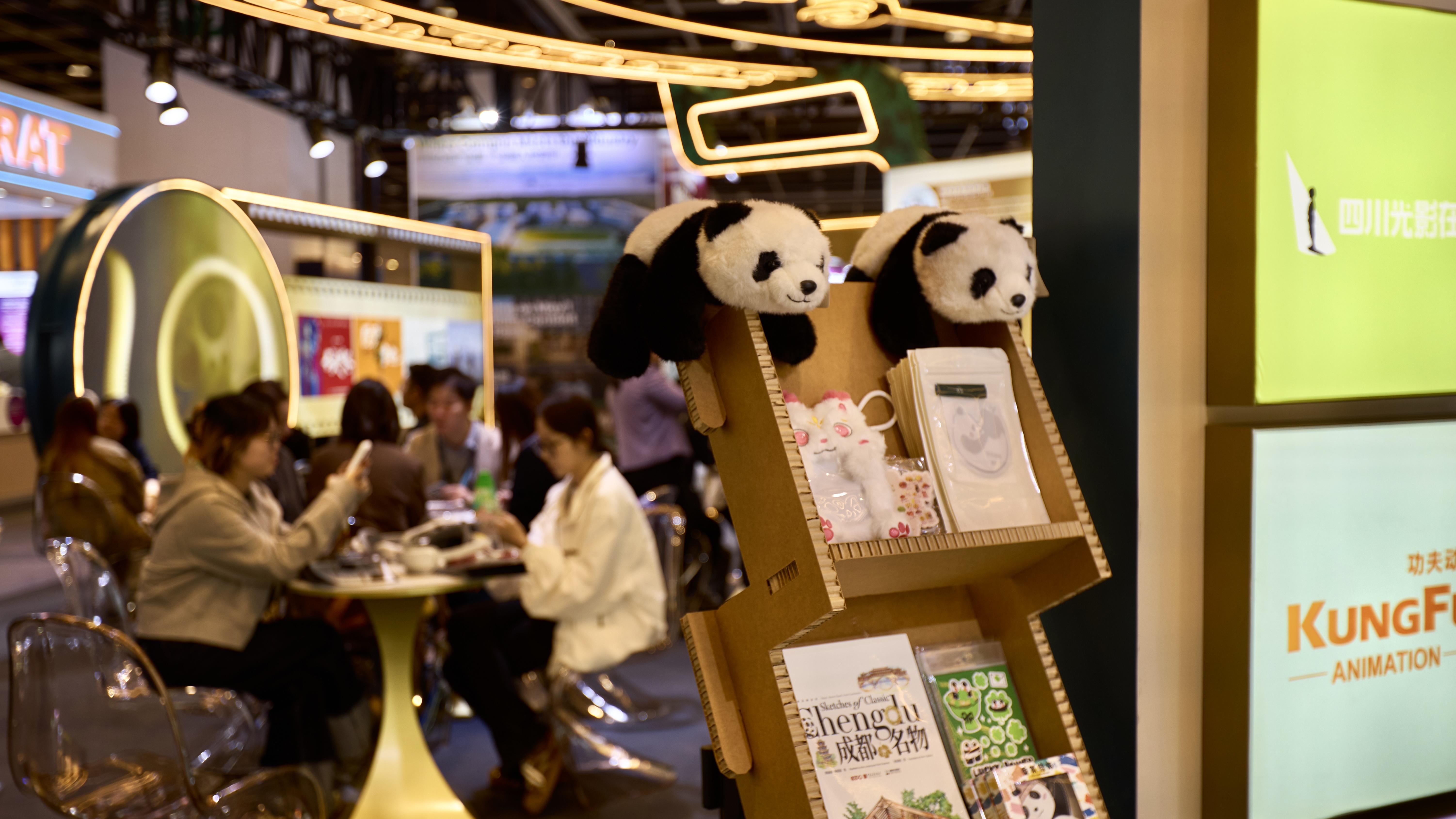 “中国北斗”携手“成都智造”：《苍穹以北》亮相香港国际影视展，开启“影旅融合”出海新篇章