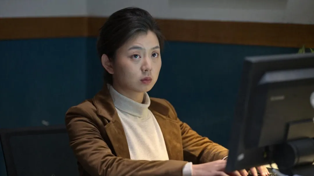 《狂飙》续集：安欣到龄退休，人生松弛感满满，约会小五吃猪脚面