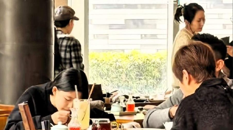 汪小菲带女儿吃广式早茶，小玥儿下意识靠近筱梅，关系亲近似母女