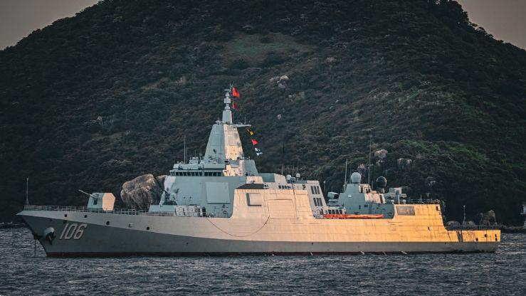 央视曝料，055单挑美军航母编队，凭实力让EA-18G电子战哑火？