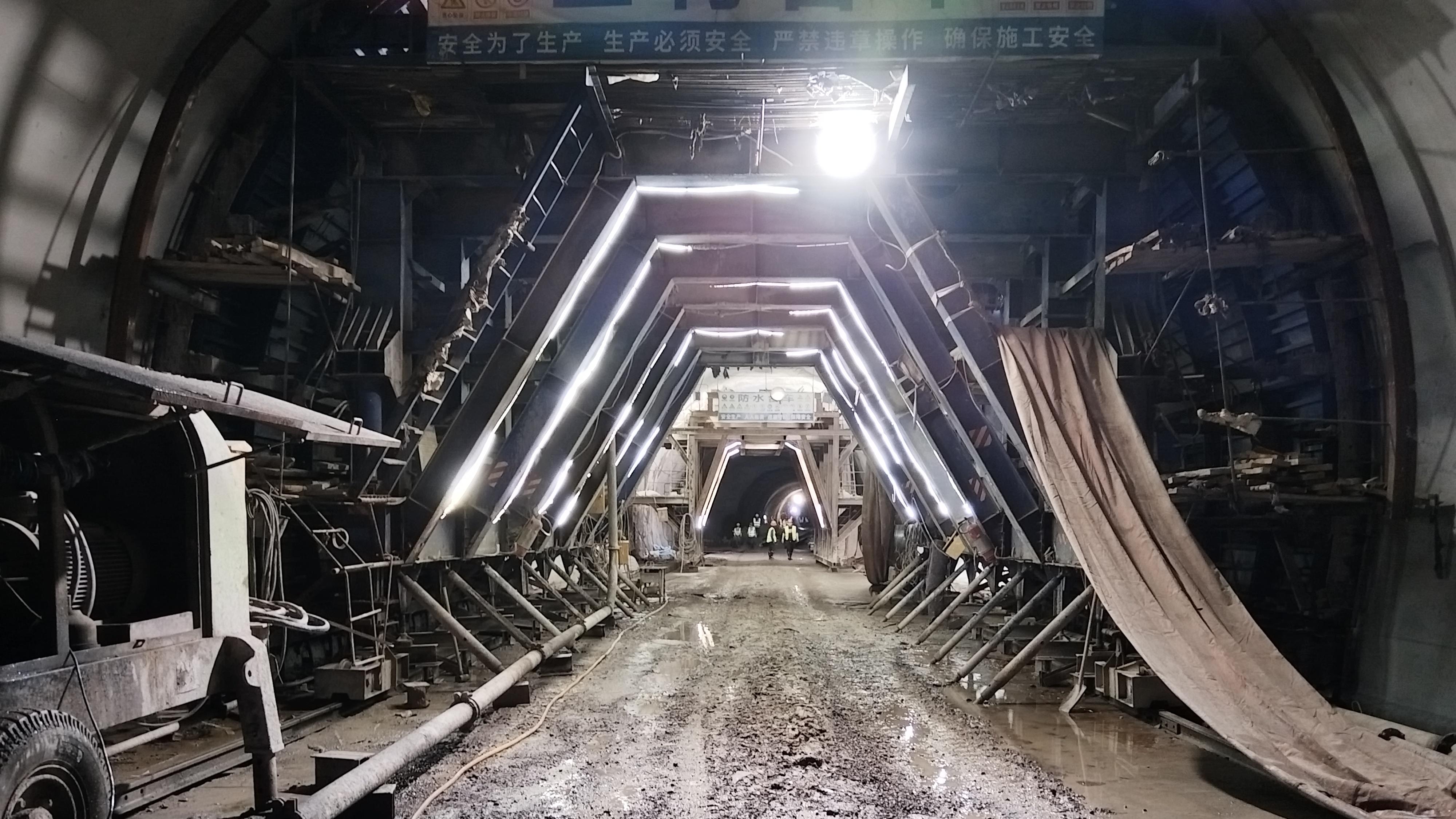 攻坚2416米！ 阳新双港公路莲花心隧道实现双向贯通