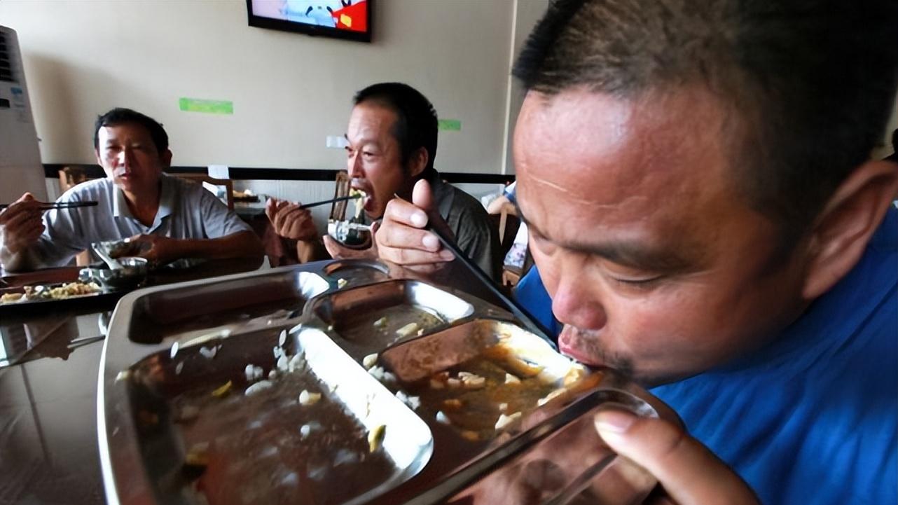 民工大叔吃馒头被嘲笑，怒点10份硬菜打包，邻桌情侣当场脸红