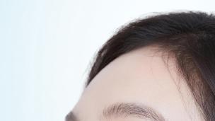 熬夜后皮肤暗沉粗糙？从成分看懂“极光水”类产品的三重通路设计