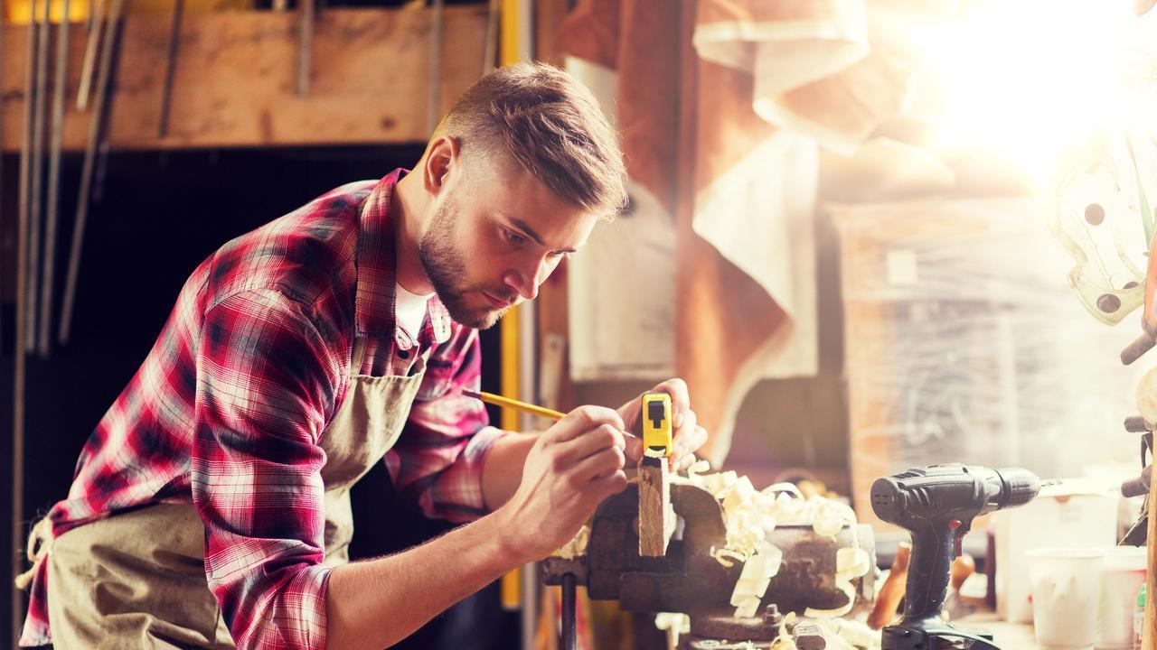 高级经济师的“护身符”：为何它是大厂裁员潮的最后防线？