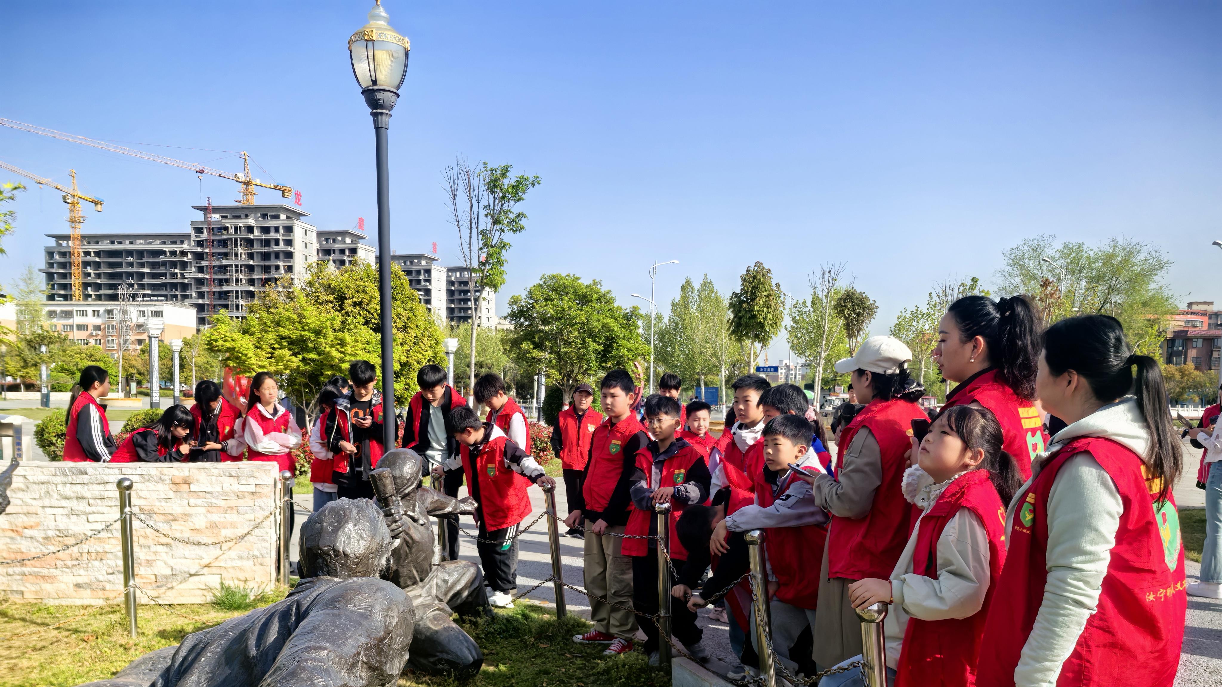 缅怀革命先烈 传承红色基因——汝南县身边好人协会开展关爱留守儿童红色教育公益活动