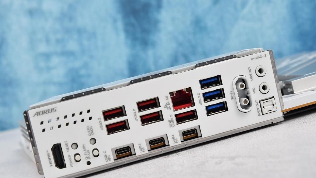 技嘉X870E AORUS ELITE X3D ICE主板：纯白板子里的实用派