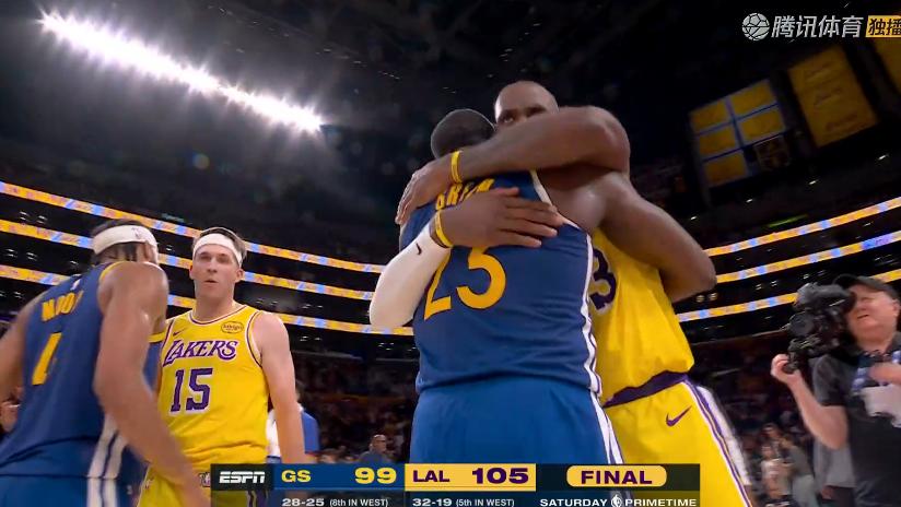 湖人三连胜！詹姆斯20+7+10，赛后老詹抱住格林，库里走入场内