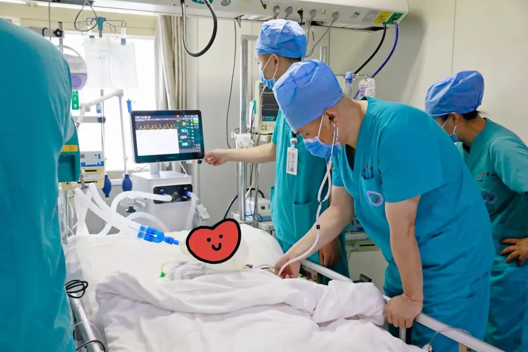 北京大学首钢医院 ICU 收获两面暖心锦旗