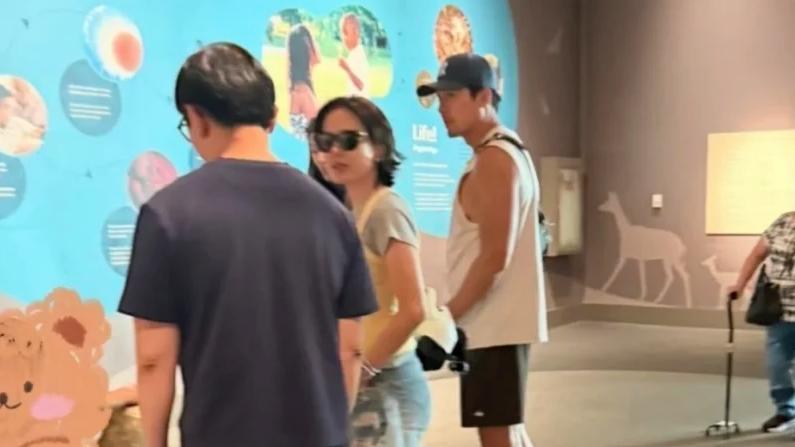 网友加州偶遇玄彬孙艺珍，夫妇俩带娃很温馨，一家三口逛展很悠哉