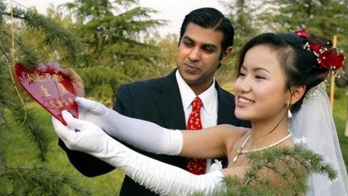 女网红嫁给印度男子很自豪，直播炫耀丈夫，他却在后面用手抓饭吃