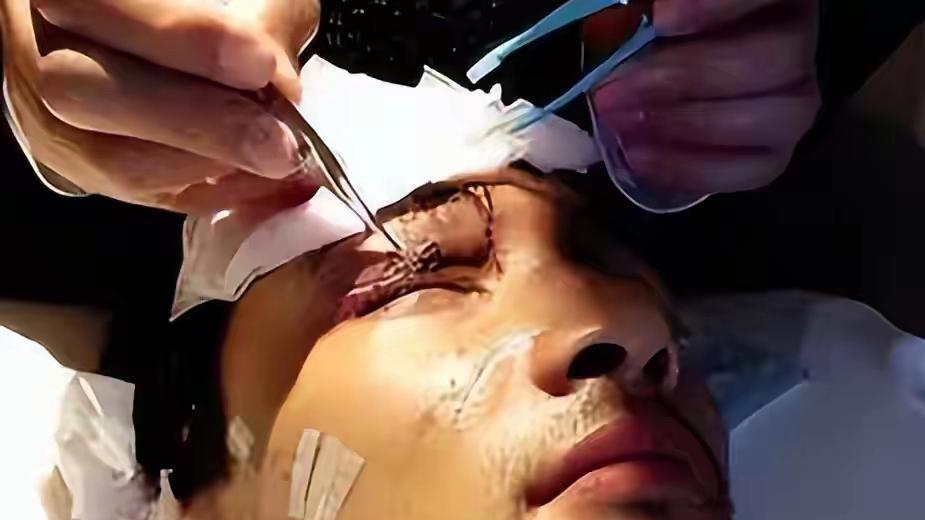 20年前，张冕为护胡歌离世，胡歌许诺赡养其父母，如今他做到了吗