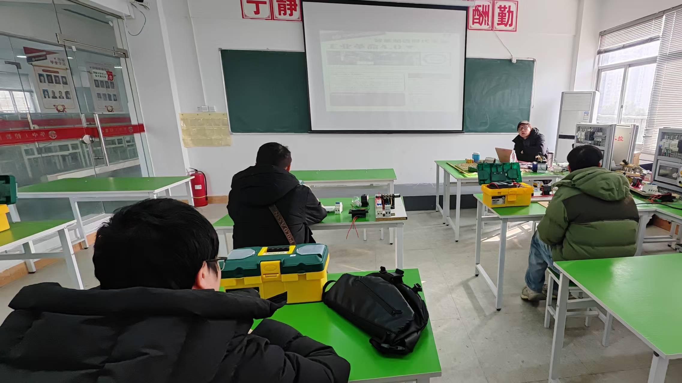 武汉电工PLC培训帮他找到新出路：再也不用每天搬货累成狗