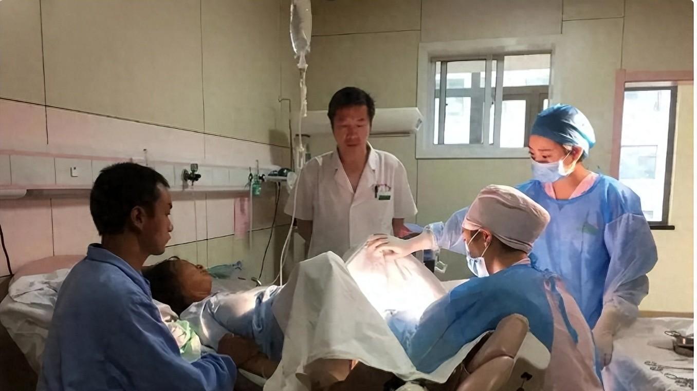 24岁孕妈产下龙凤胎刚要缝合，突然喊道“等一下”，医生当场愣住
