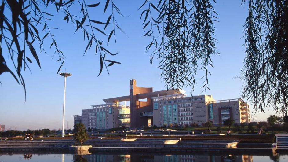 超高性价比！断层第一！西北政法=公务员摇篮，上岸人数最多！