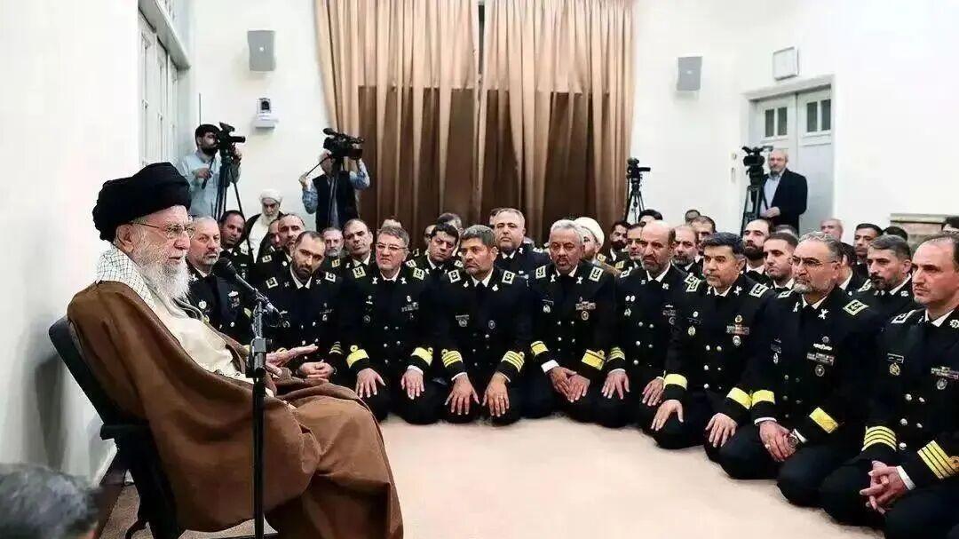 特朗普下“投降令”，为何哈梅内伊拒降，反而回赠“胡萝卜”？