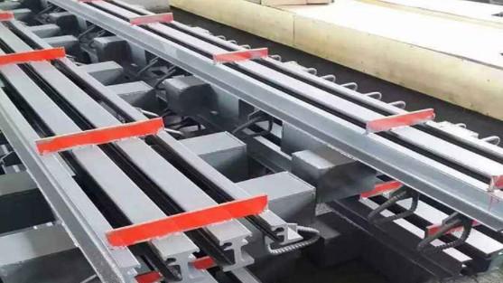 高速公路桥梁模数式伸缩缝是什么样的，桥梁伸缩缝如何施工？