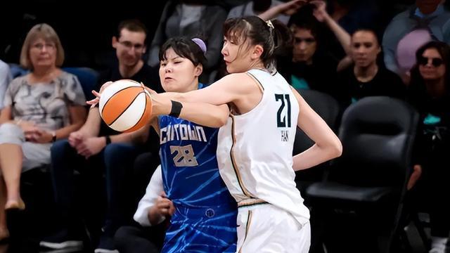 中国女篮双喜临门，韩旭百发百中砍下12分，昨天李月汝拿到10分