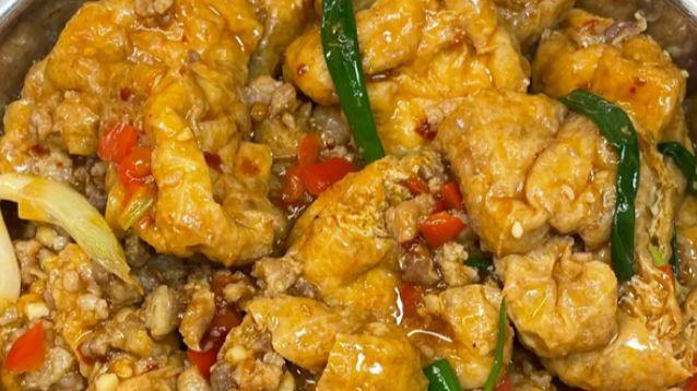 简易黔味焖油豆腐技巧，把控时长外皮韧内里软嫩多汁