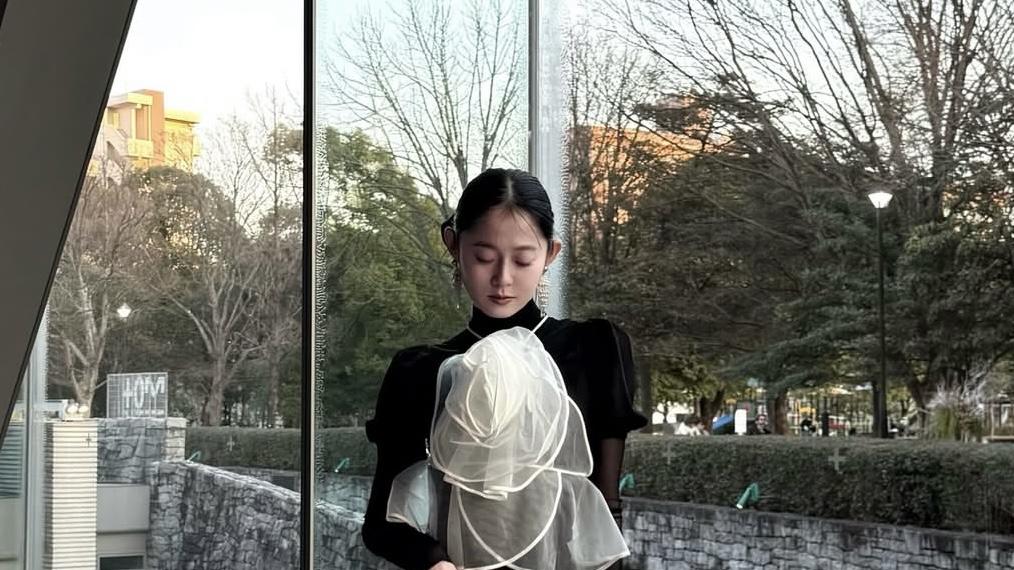 ins流行的柔纱、雪纺、蕾丝元素，飘逸且高级，是春天的信号