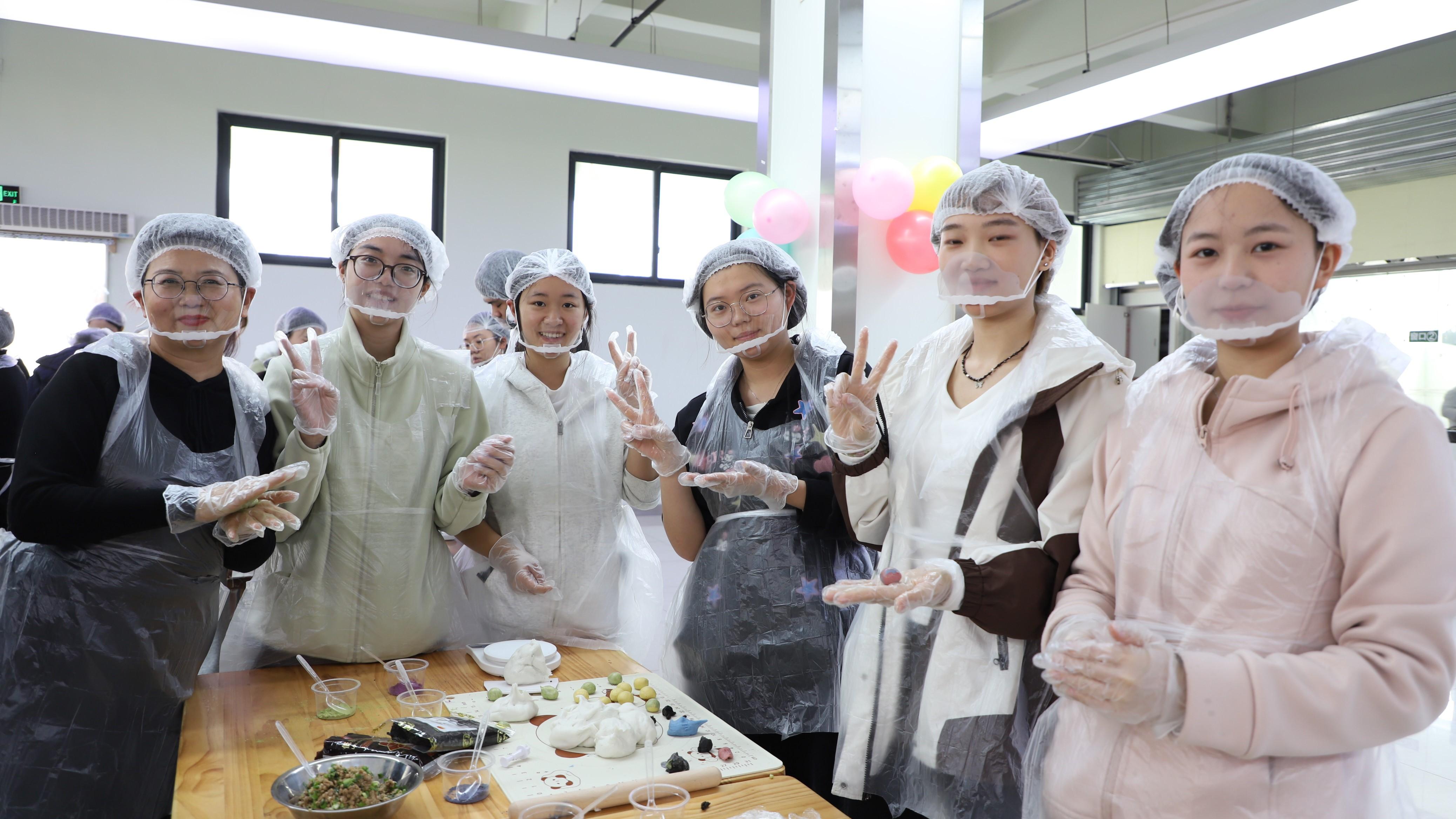 师生共团圆 “杏”福元宵夜——成都银杏酒店管理学院举办2026年元宵节手作活动