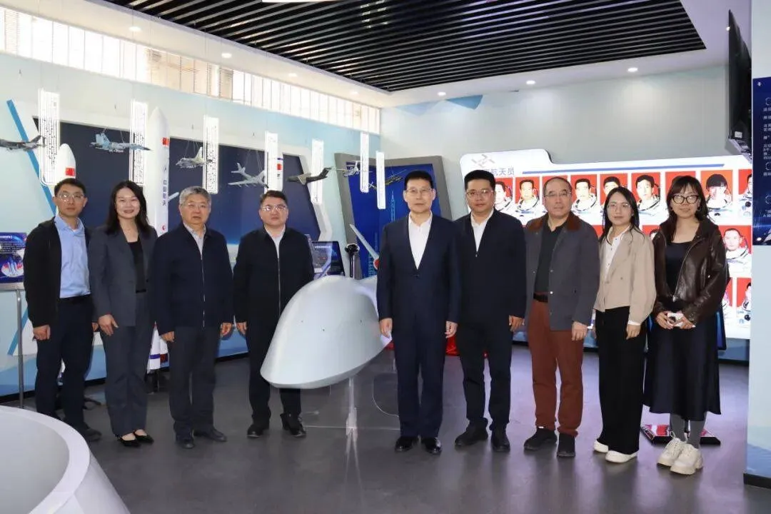南京航空航天大学党委书记甄良一行莅临忻州一中座谈交流并捐赠中程高速无人机模型