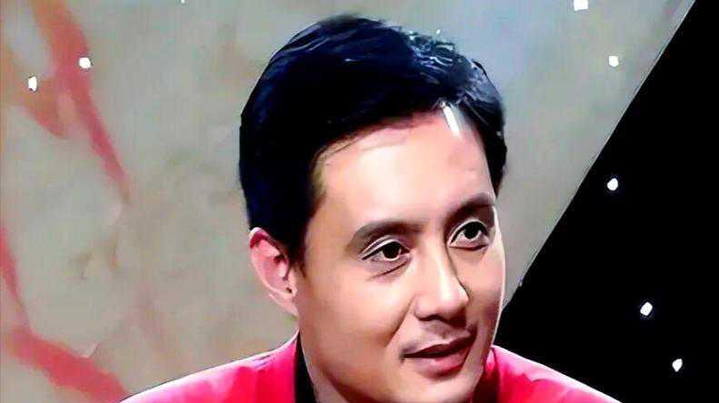 他被谢霆锋打成重伤，发妻6次流产后离婚，如今69岁街头卖卤肉！