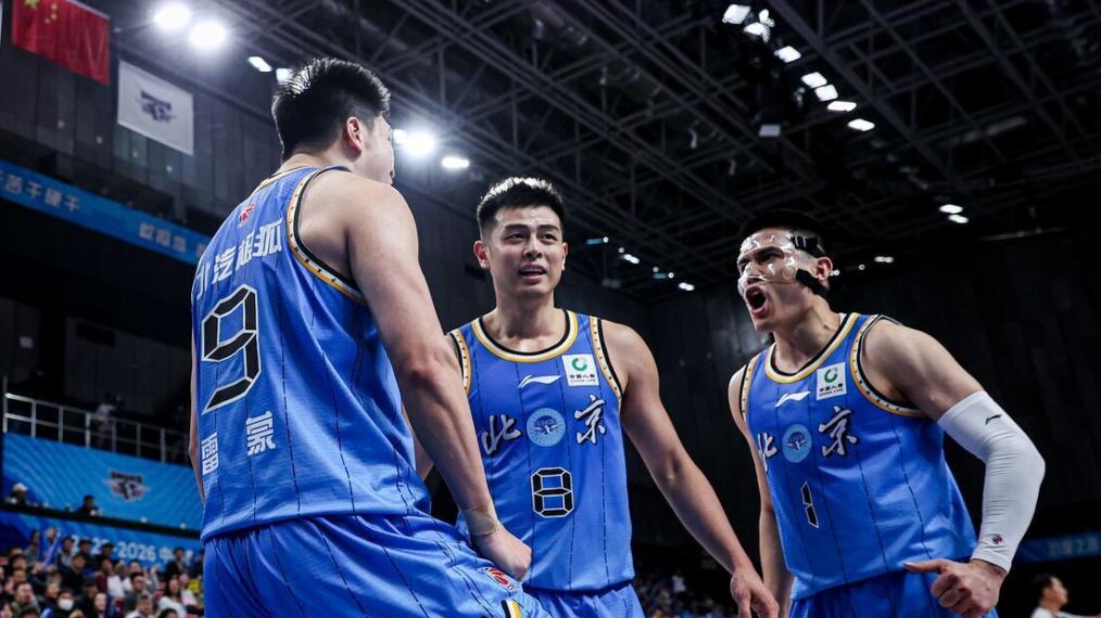 少了5个主力的北京，凭啥赢浙江？许利民赛后说出3个字，深深震撼张庆鹏