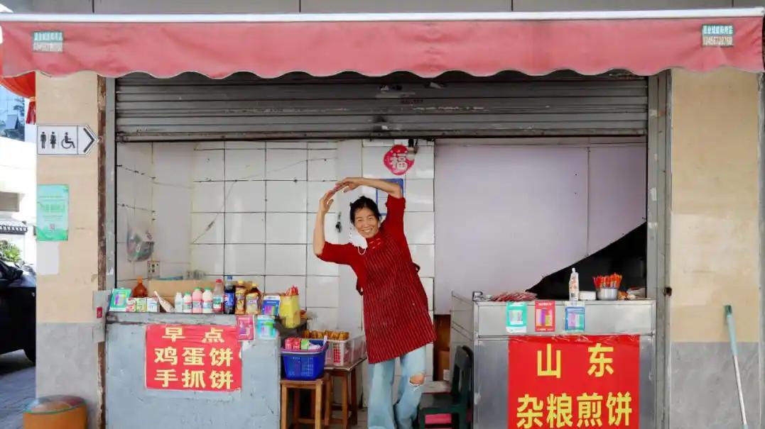 流量浪潮下的“凡人微光”：当市井摊主成为全网焦点