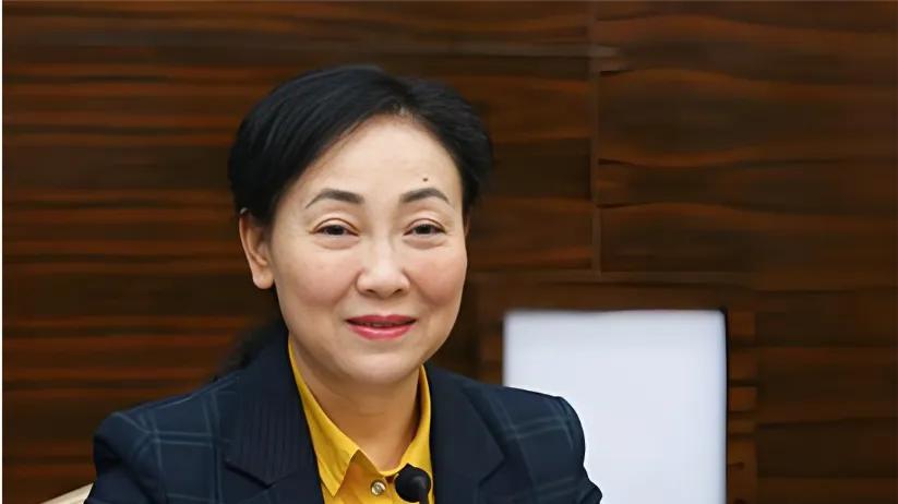 贵州美女州长向红琼的仕途往事，一人落马一家坐牢，台上反腐台下收钱