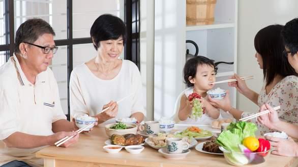 比穷更可怕的是饭桌上这两种“陋习”，家里一种都没有的娃最幸运