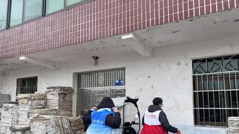 1点点资助贫困男童遭女性抵制？扒开这场闹剧的表皮，我只看到了离谱与傲慢