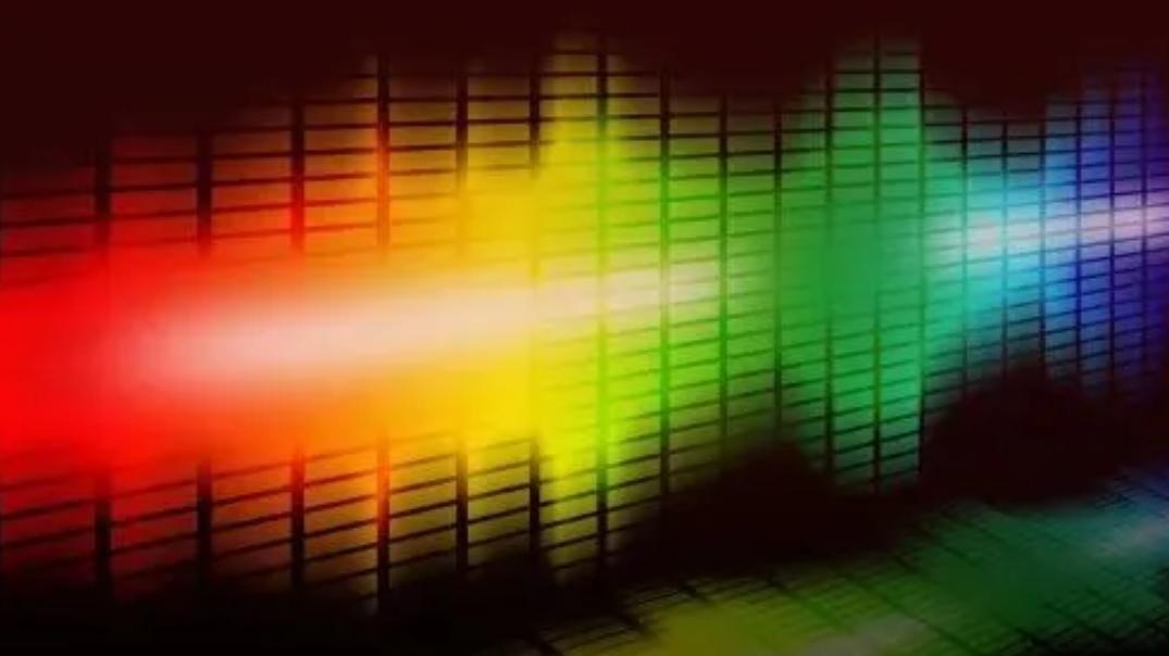 调频共振：米尔顿嗓音与脑电波频率的物理映射