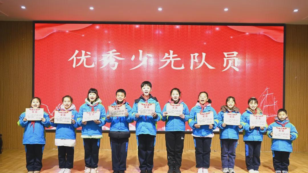信阳市第一实验小学：表彰文明班级 争做优秀学生