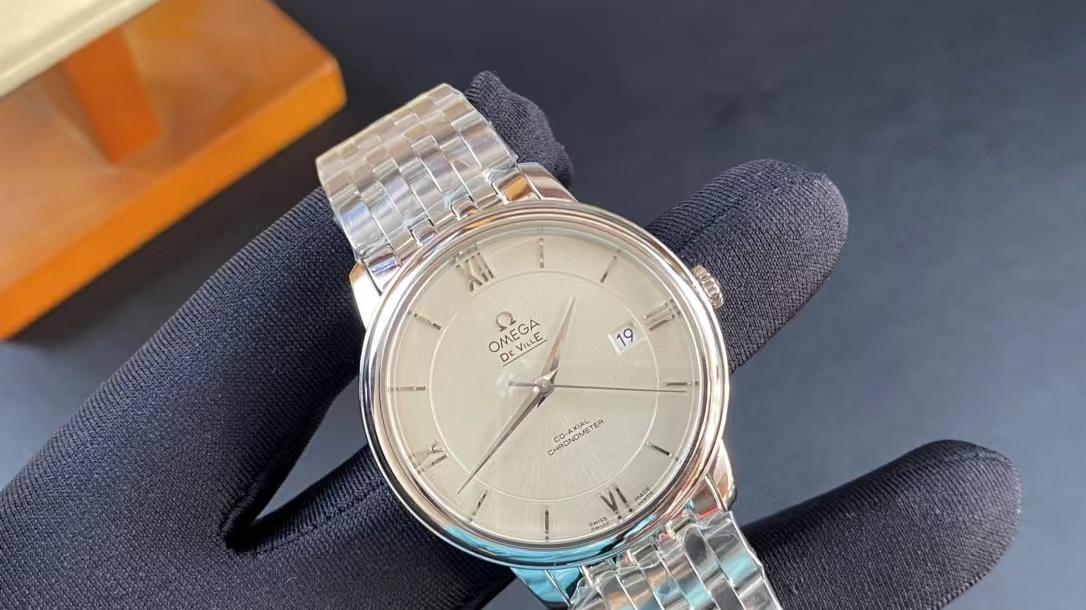 男生戴表，宁选高端机械款，不买廉价石英表，差别不止一点点