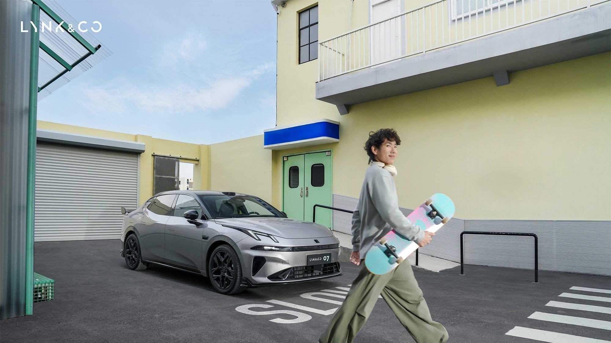 新能源轿车都是通勤工具？领克07 EM-P碳纤维尾翼版偏要不一样