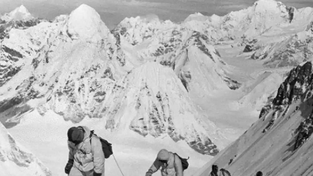 珠穆朗玛峰峰顶属于中国吗？现在越来越多人为何能站上地球之巅？