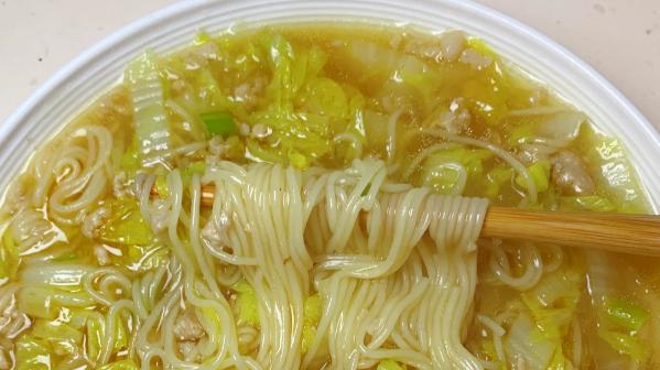 白菜肉末炝锅面：一碗热汤下肚，寒气全跑光！