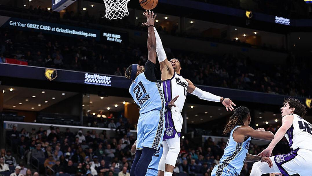 终结队史最长16连败，仍倒数第一！威少25分7助，阿丘瓦22分12板