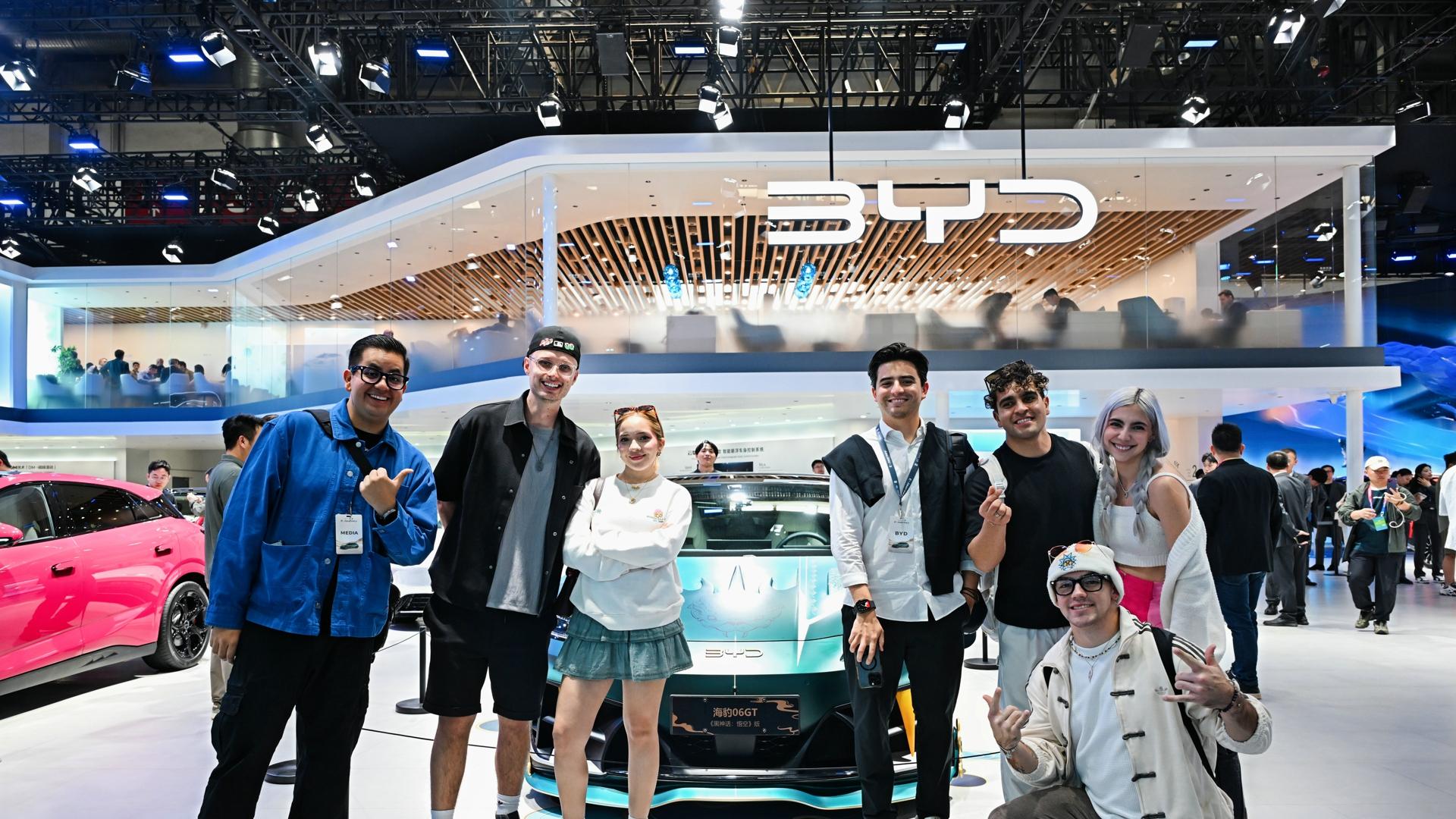 北京车展老外组团参观E3馆，比亚迪出海战略彰显硬核实力