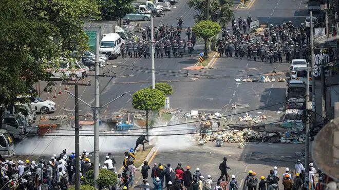 震撼实拍 缅甸仰光街头沦为战场 示威者与军政府正面硬刚