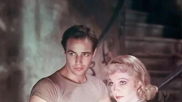 他塞棉花演教父，拒领奥斯卡：马龙·白兰度，用反叛改写好莱坞的一生