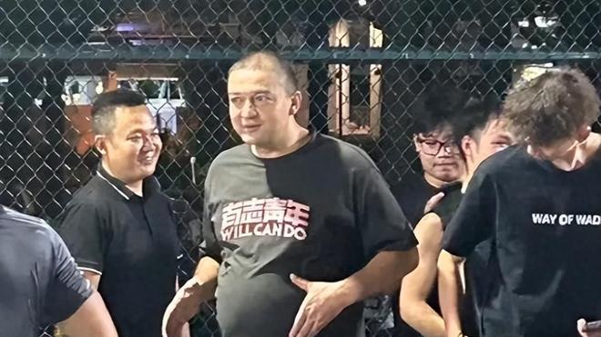 西热力江带一家度假，他大腹便便，娇妻身材好，转型成功不缺钱