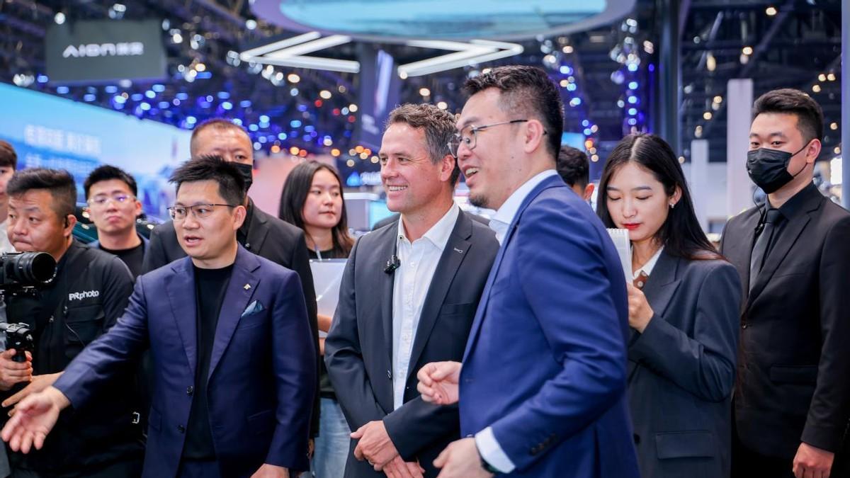 足球巨星迈克尔·欧文车展站台广汽昊铂，赞昊铂S600“有格调”