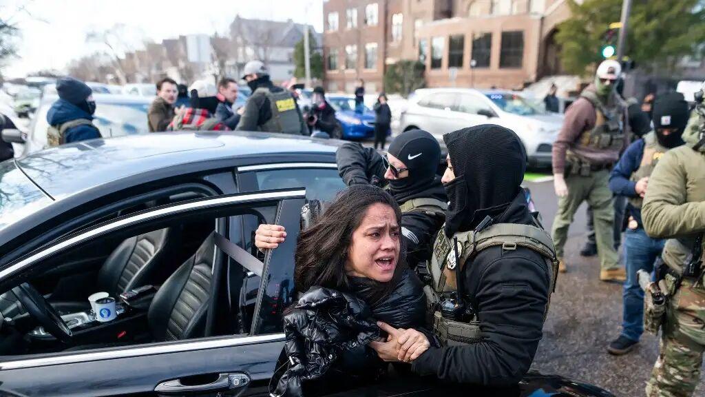 美国ICE斥资千万打造特朗普风警车，特工拒开全藏车库？