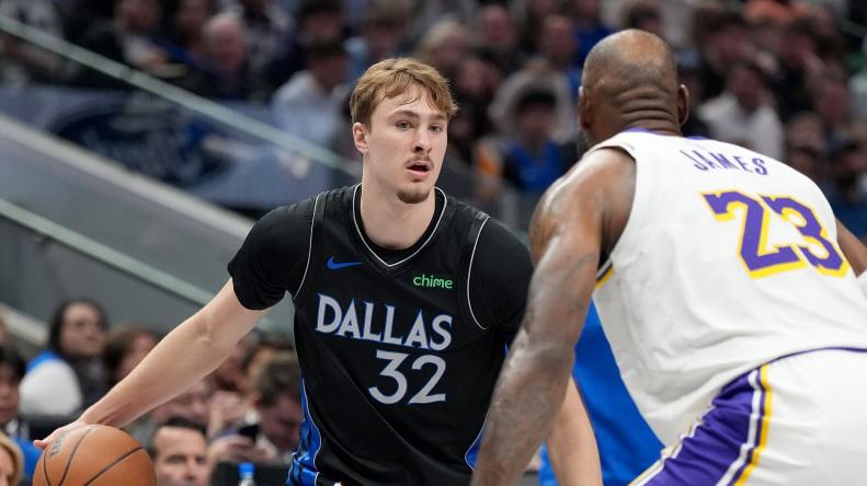 老詹带伤空砍30分9板15助，湖人不敌独行侠！弗拉格轰45分破纪录