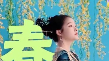 炸屏！关晓彤热搜霸屏，河南春晚四季妆造封神，每套都美出新高