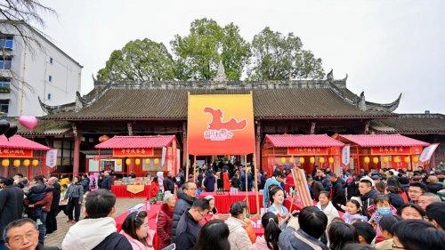 千年文庙变身繁华不夜城  温江“村糖会”首日引爆元旦消费新热潮